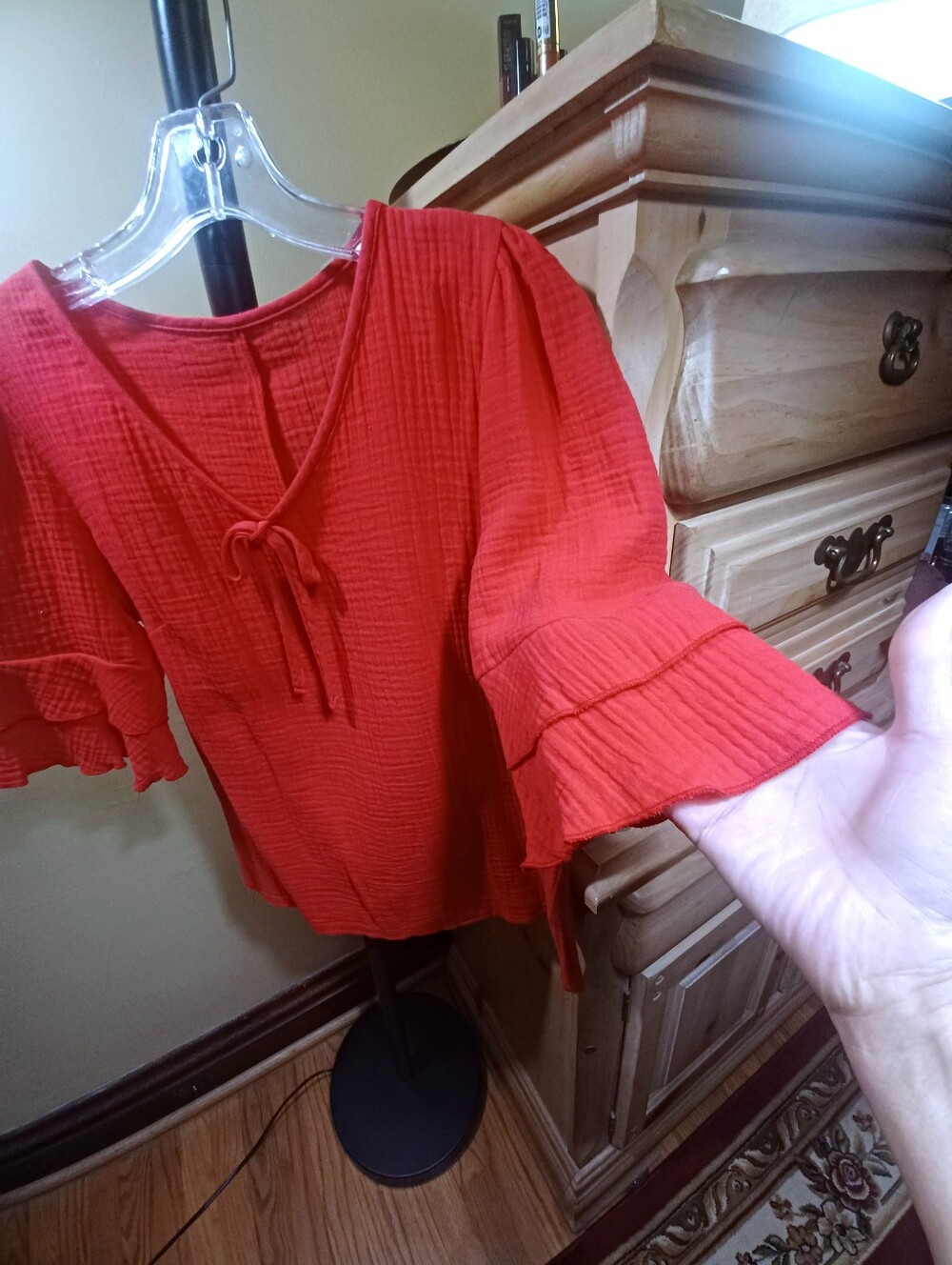 RUFFLED SHORT SLEEVE COTTON GAUZE V-NECK TOP-(NEW)